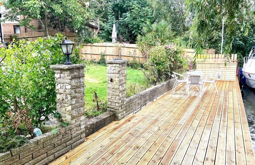 Wraysbury House | Sleeps 8 Thamefront Gem w/Petsok, Free Parking