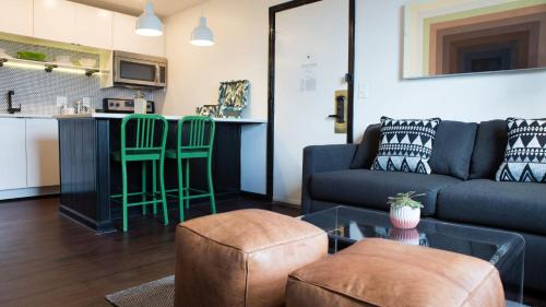 Rutledge Hill House | Sleeps 8 Walkable SoBro Suites w Local Art Vibes – by AvantStay