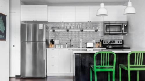 Rutledge Hill House | Sleeps 8 Walkable SoBro Suites w Local Art Vibes – by AvantStay