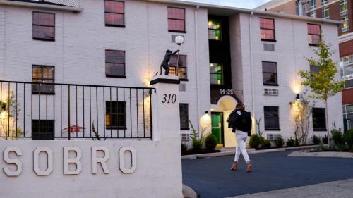 Rutledge Hill House | Sleeps 8 Walkable SoBro Suites w Local Art Vibes – by AvantStay