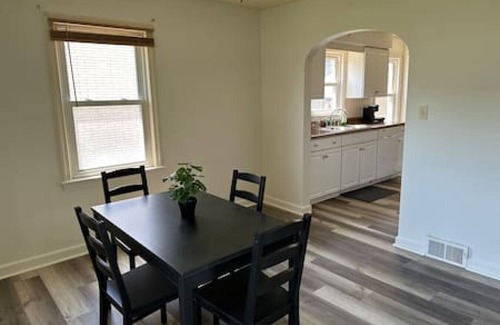 Boardman House | Sleeps 8, YSU, Fairgrounds, Wi-Fi, EV1, Remote
