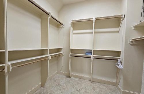 Houston Apartment | Sleeps 8 Zen Galleria Retreat KING BED Patio 3 BR