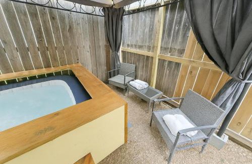 Houston Apartment | Sleeps 8 Zen Galleria Retreat KING BED Patio 3 BR