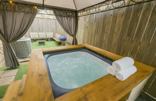 Houston Apartment | Sleeps 8 Zen Galleria Retreat KING BED Patio 3 BR