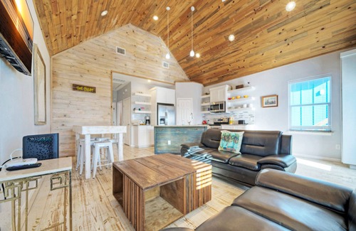 Flour Bluff House | Sleeps 84, 9 Homes | Private Boat Dock, Waterfront Pool, Views | Laguna Village