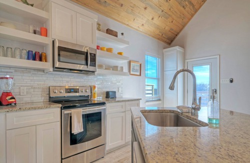 Flour Bluff House | Sleeps 84, 9 Homes | Private Boat Dock, Waterfront Pool, Views | Laguna Village