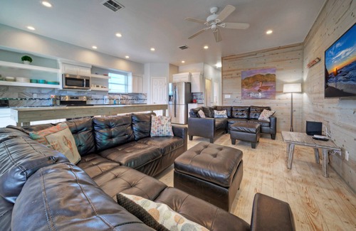 Flour Bluff House | Sleeps 84, 9 Homes | Private Boat Dock, Waterfront Pool, Views | Laguna Village