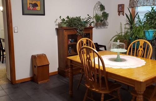 Sedalia House | Sleeps 9. Spacious home w/large fenced back yard. Fully-equip kitchen/laundry.