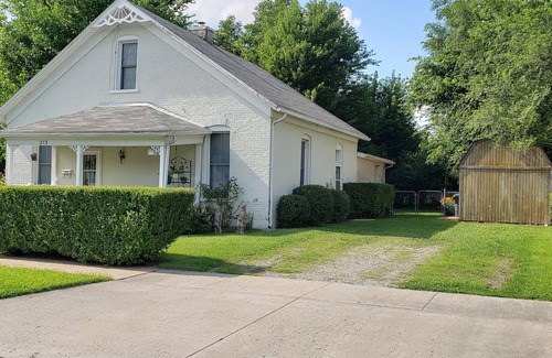 Sedalia House | Sleeps 9. Spacious home w/large fenced back yard. Fully-equip kitchen/laundry.