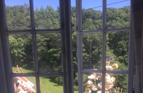 Oswestry Cottage | Sleeps 14-18. Hot tub, games room, woods