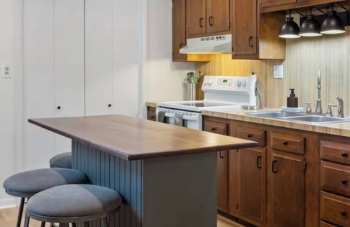 Albrightsville House | sleeps six, close to slopes, hot tub and game room