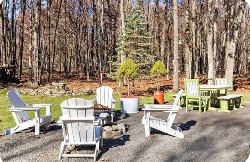 Albrightsville House | sleeps six, close to slopes, hot tub and game room