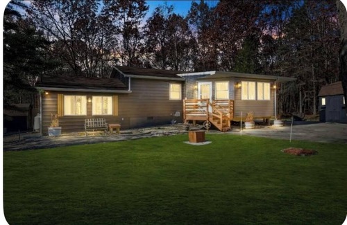 Albrightsville House | sleeps six, close to slopes, hot tub and game room