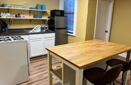 Pittsburgh Condo | Sleeps up to 10! Large Condo w/6 Beds + WIFI!