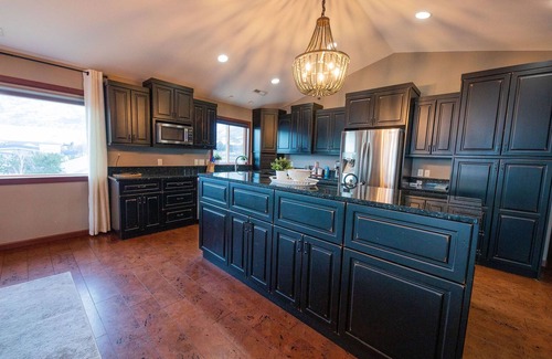 Pateros House | Sleeps up to 12! 4BD, 3BA Riverfront Guesthouse, Mountain & River Views!