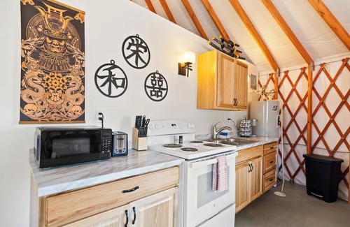 Lava Hot Springs Apartment | Sleeps up to 30 people-Family Retreat! 5 Themed Yurts!