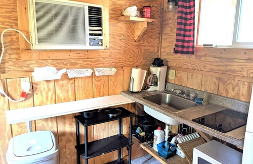 Victor House | Sleeps up to 8, kitchenette, full bathroom, air conditioned/heated, free WiFi