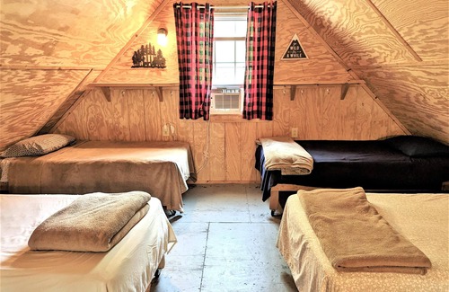 Victor House | Sleeps up to 8, kitchenette, full bathroom, air conditioned/heated, free WiFi