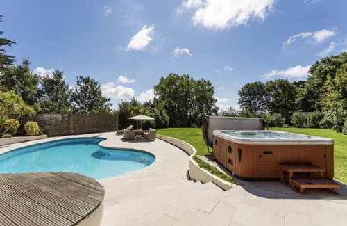 East Dean and Friston Villa | Sleeps10/18-Parking-Garden-Pool-HotTub-Balcony