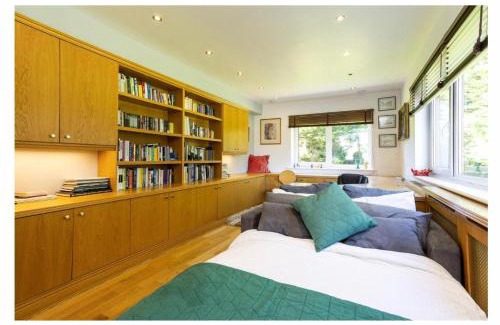 East Dean and Friston Villa | Sleeps10 18-Parking-Garden-Pool-HotTub-Balcony