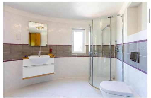 East Dean and Friston Villa | Sleeps10 18-Parking-Garden-Pool-HotTub-Balcony