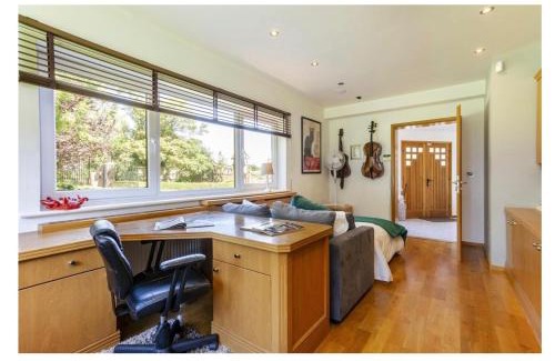 East Dean and Friston Villa | Sleeps10 18-Parking-Garden-Pool-HotTub-Balcony
