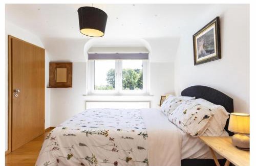 East Dean and Friston Villa | Sleeps10 18-Parking-Garden-Pool-HotTub-Balcony