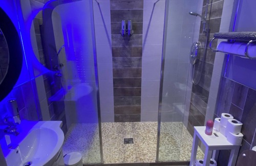 Enniskillen Villa | Sleeps18 / Hot Tub / Sauna / Double Decker Bus / Cinema / Pets Welcome