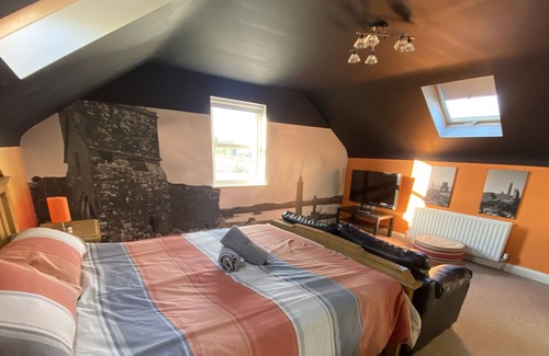 Enniskillen Villa | Sleeps18 / Hot Tub / Sauna / Double Decker Bus / Cinema / Pets Welcome