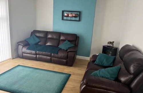 Airdrie House | Sleeps6, for tradesman contractors,WiFi ,parking