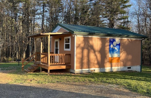 Floyd Cabin | Sleepy Bear #1. One Bedroom Cabin on the Blue Ridge Parkway in Floyd VA
