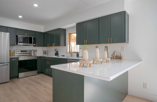 Athens House | Sleepy Hollow by AvantStay | Lakefront, Pier, View