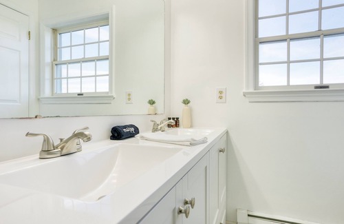 Athens House | Sleepy Hollow by AvantStay | Lakefront, Pier, View