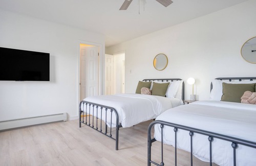 Athens House | Sleepy Hollow by AvantStay | Lakefront, Pier, View