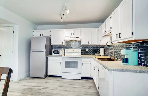 Hamilton House | Sleepy Nook - Remodeled with Comfort & Style - steps from Spooky Nook Hamilton