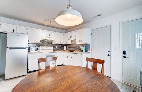 Hamilton House | Sleepy Nook - Remodeled with Comfort & Style - steps from Spooky Nook Hamilton