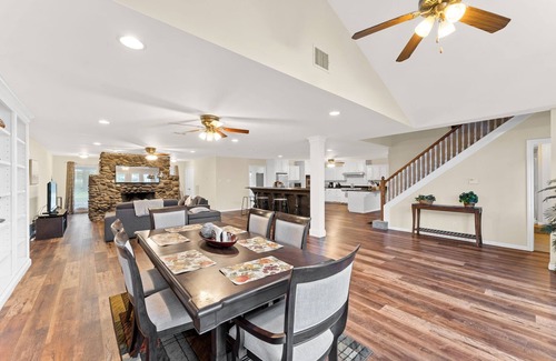 Magnolia House | Sleps 24 Destination Venue, Pool, Spa, Lake, Pet Friendly, KING & QUEEN Beds