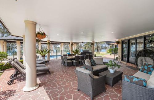 Morisset House | Slice of Heaven Family Retreat - Good Times at Wilderness Waters