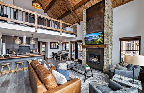 Estes Park Cabin | Slice of Heaven just steps from Lake Estes! Indoor/Outdoor Fireplace and Jacuzzi