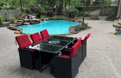 Montgomery House | Slice of Paradise at Nora's Lake House near Conroe with private Pool and SPA!