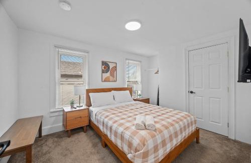 Natrona Heights Apartment | Slick&Spacious 2 Bdr Apt Natrona Hts