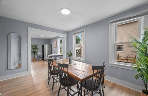 Natrona Heights Apartment | Slick&Spacious 2 Bdr Apt Natrona Hts