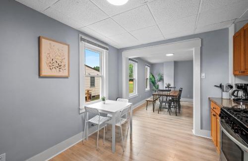 Natrona Heights Apartment | Slick&Spacious 2 Bdr Apt Natrona Hts