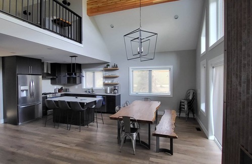 Hemlock Valley Ski Chalet | Slope Side Retreat with 5 BR, Hot Tub and Amazing Views