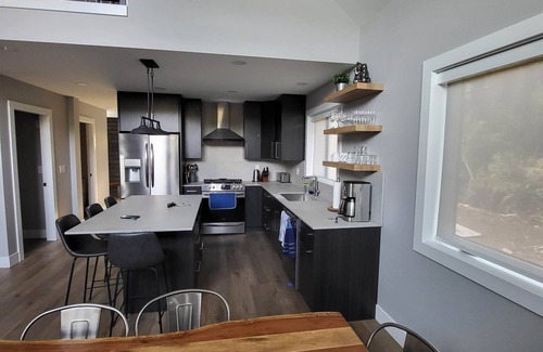 Hemlock Valley Ski Chalet | Slope Side Retreat with 5 BR, Hot Tub and Amazing Views