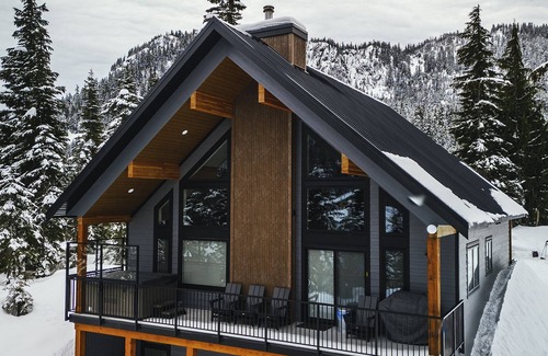 Hemlock Valley Ski Chalet | Slope Side Retreat with 5 BR, Hot Tub and Amazing Views