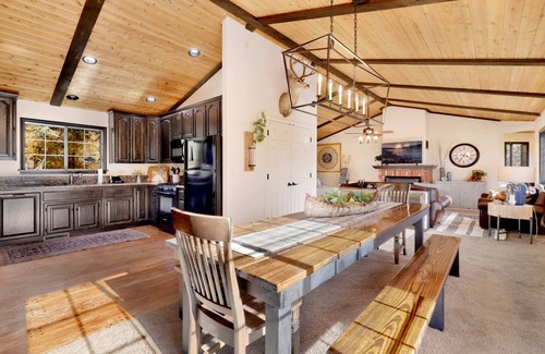 Upper Moonridge Cabin | Slope View Chalet- Games- Hot Tub- Central Moonridge