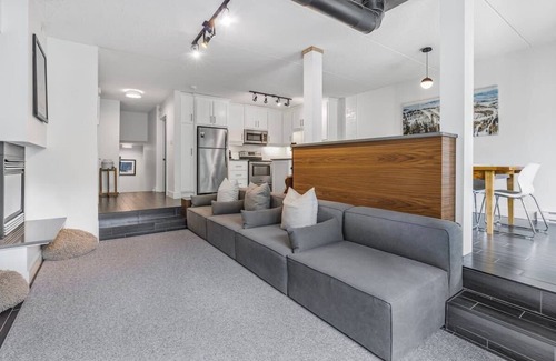 The Blue Mountains Condo | Slope View Chalet - Walk to the Village/Patio