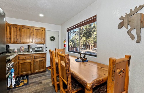 Summit Estates Apartment | Slopeside Cabin A - Walk to Lifts | Parking