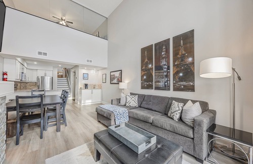 The Blue Mountains Condo | Slopeside Hideout - Walk to the Village/King Bed